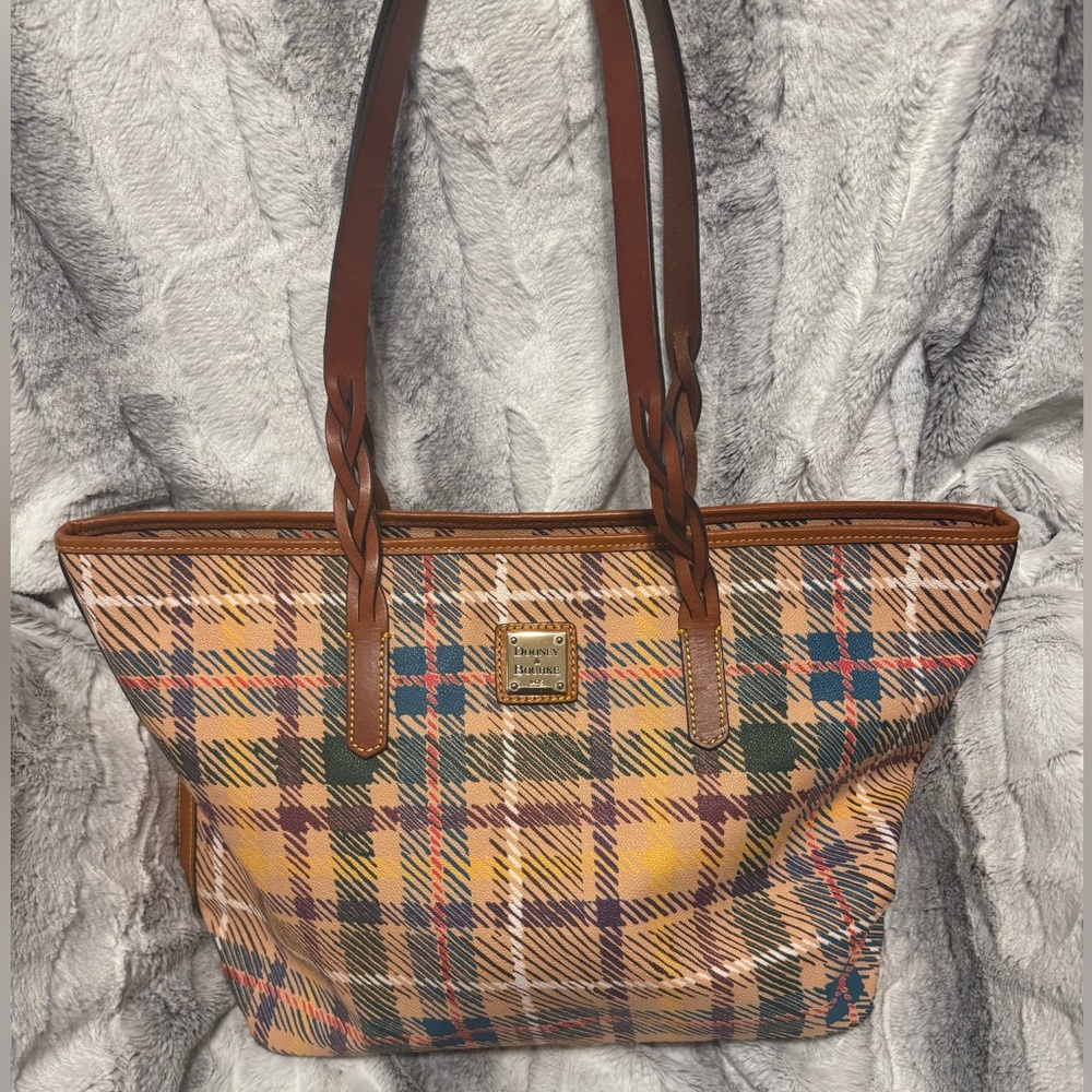 Dooney & Bourke - Tartan Plaid Collection Large Tote - EUC - Zipper Top Closure